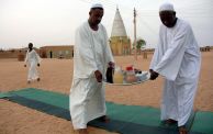 سودانيون يحملون صينية الفطور للمشاركة في إفطارات الشوارع 