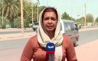 الإعلامية لينا يعقوب تحمل المايكرفون الخاص بقناة العربية في أحد شوارع السودان