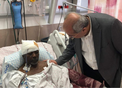 يتلقى الشيخ حسين زكريا العلاج بمستشفى المقاصد حيث زارته العديد من الشخصيات والجهات الفلسطينية (تويتر)