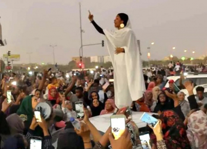 انتشرت صورة آلاء صلاح في اعتصام القيادة بسرعة عقب التقاطعها، وعدتها وسائل إعلام أيقونة للثورة السودانية (Lana H Haroun)