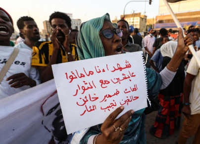 أغلق متظاهرون شوارع رئيسية في العاصمة الخرطوم (Getty)