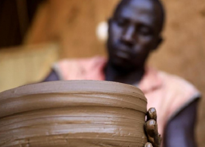 تعد صناعة الفخار مصدر دخل مهم لقطاعات واسعة من الشباب السوداني (Xinhua)