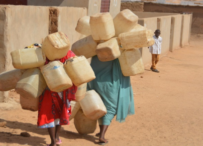 نساء يحملن أواني مياه