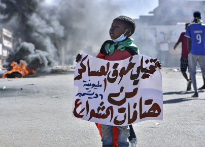 طفل في مظاهرة رافضة للحكم العسكري في السودان