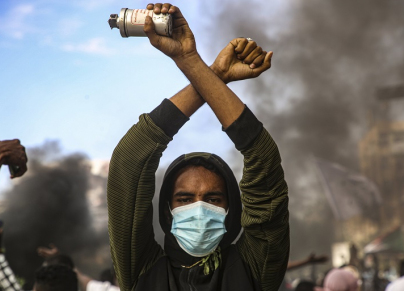 متظاهر سوداني