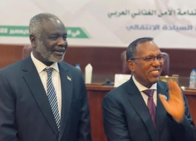وزير المالية مع نظيره الصومالي
