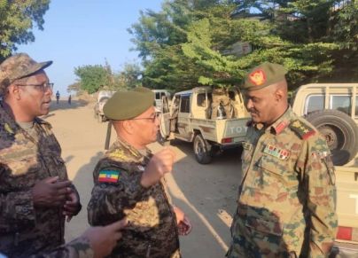 ضباط سودانيين مع ضباط إثيوبيين