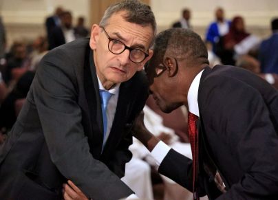 رئيس بعثة يونيتامس ومبعوث الأمين العام الخاص في السودان فولكر بيرتس في مراسم التوقيع على الاتفاق الإطاري (Getty)