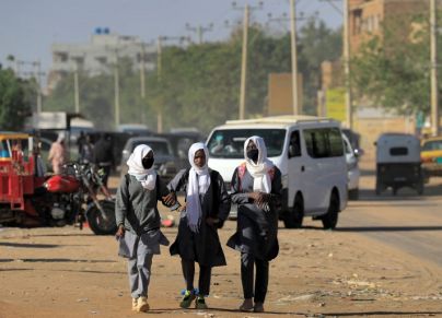 طالبات في طريقهن إلى المدرسة