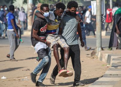 إصابة في أحد الاحتجاجات الرافضة للحكم العسكري في السودان