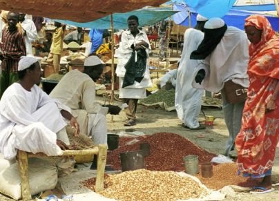 نساء يتبضعن في سوق في السودان