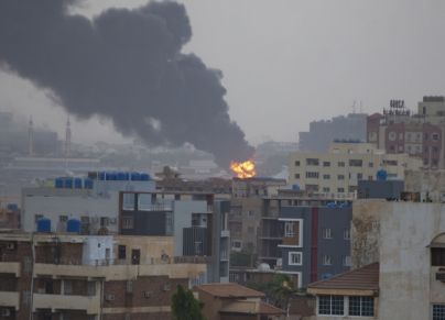 تصاعد الدخان في الخرطوم إثر اشتباكات بين الجيش والدعم السريع