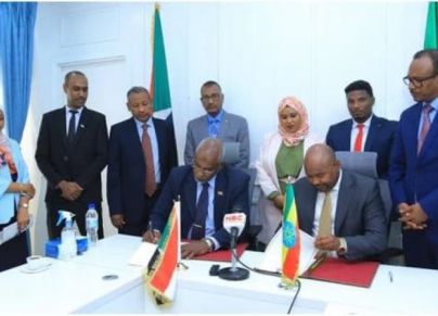 لحظات التوقيع على مذطرة التعاون بين السودان وإثيوبيا