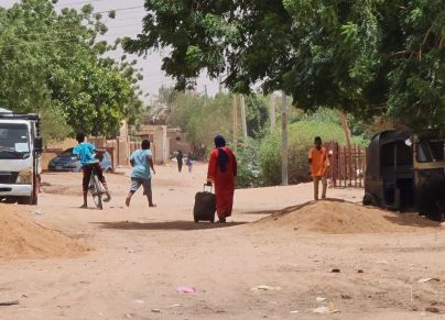 يغادر العديد من المواطنين العاصمة الخرطوم مع اشتداد المعارك بين الجيش السوداني وقوات الدعم السريع (Getty)