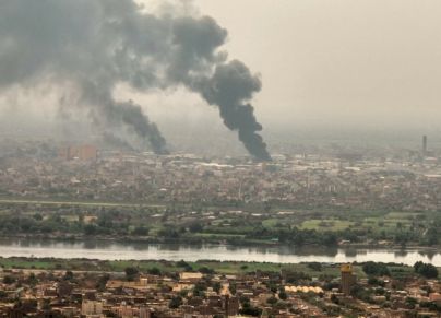 تصاعد الدخان في الخرطوم جراء الاشتباكات بين الجيش والدعم السريع