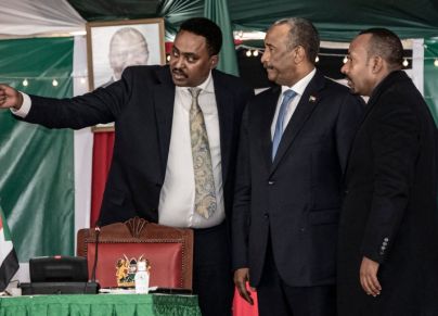 البرهان مع رئيس الوزراء الإثيوبي والسكرتير التنفيذي لمنظمة الإيقاد