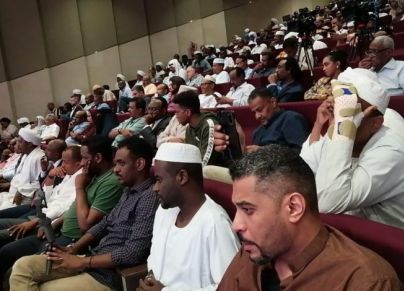 جانب من الحضور في ندوة الدوحة