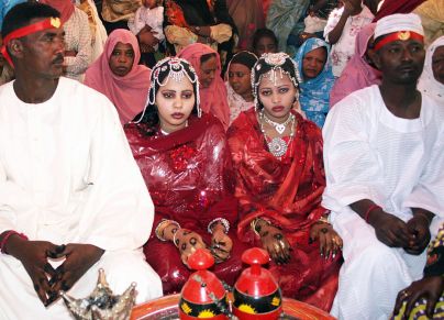 أزواج وزوجات سودانيون في الملابس التقليدية
