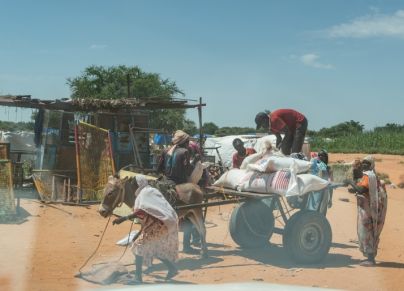 لاجئون سودانيون يتلقون مساعدات إنسانية في أحد المخيمات
