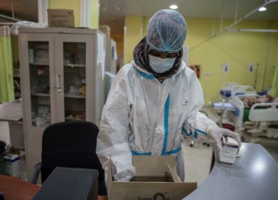 عاملة صحية في معمل بأحد مستشفيات السودان
