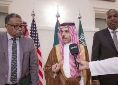 وفدا الجيش السوداني والدعم السريع مع وزير الخارجية السعودي في جدة