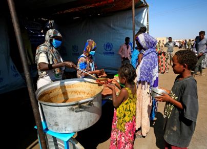 إطعام لاجئين في أحد مخيمات اللجوء في السودان