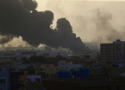 تصاعد أعمدة الدخان جراء الاشتباكات بين الجيش والدعم السريع في الخرطوم