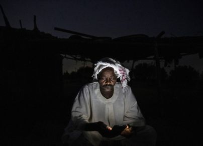 رجل يستخدم هاتفه الجوال في أحد نواحي السودان