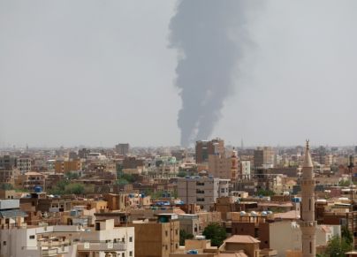 تصاعد أعمدة الدخان في الخرطوم جراء القتال بين الجيش والدعم السريع