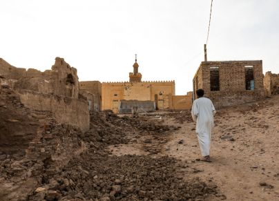 رجل يرتدي جلابية بمدينة الخندق التاريخية في السودان