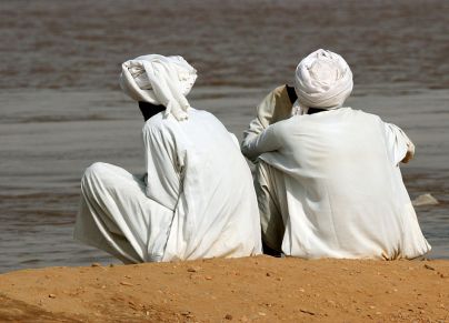 رجلان سودانيان بالزي التقليدي