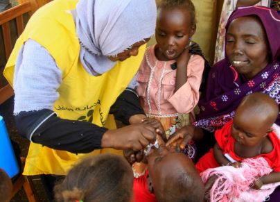 طفلة تأخذ لقاح الكوليرا في القضارف شرقي السودان