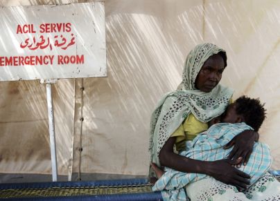 أم وابنتها في أحد المراكز الصحية في دارفور