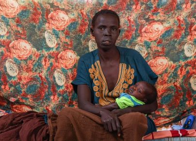 لاجئة سودانية في إثيوبيا ومعها طفلها