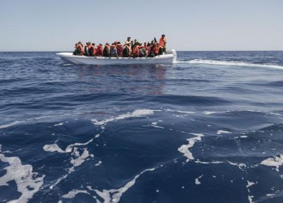 (Getty)قارب يحمل على متنه مهاجرين إلى أوروبا