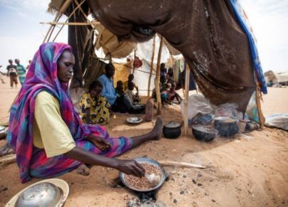 سيدة تعد الطعام في خيمة نزوح بإقليم دارفور (المجاعة)