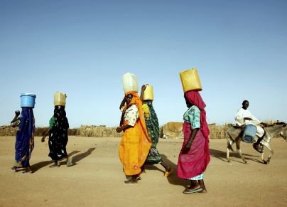 نساء يحملن المياه بمعسكرات النزوح في دارفور