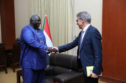 عضو مجلس السيادة مالك عقار ونائب رئيس بعثة الاتحاد الأوروبي في السودان (إعلام مجلس السيادة)
