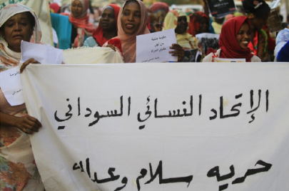 شعار الثورة السودانية بالموكب النسوي في الخرطوم نيسان/أبريل 2021 (مواقع التواصل)