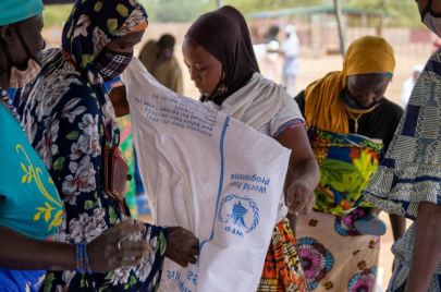 عاملون بمنظمة الفاو يوزعون الغذاء على المحتاجين في السودان