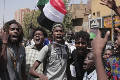 شبان يتظاهرون ضد الحكم العسكري في السودان