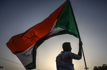 محتج يحمل علم السودان