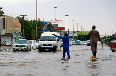 شارع مليئ بمياه الأمطار في الخرطوم