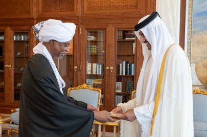 سمو الأمير القطري والسفير السوداني بالدوحة