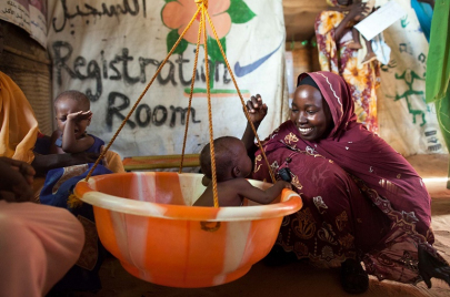 أم وطفل يعاني من سوء التغذية في السودان