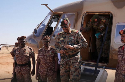 البرهان يصل قاعدة حطاب العسكرية العملياتية بالخرطوم بحري