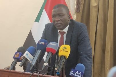 مصطفى تمبور رئيس حركة تحرير السودان لدى إعلانه الانضمام إلى الكتلة الديمقراطية