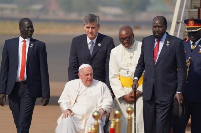 البابا فرانسيس لدى وصوله إلى جوبا