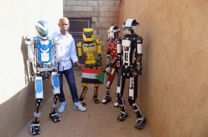 المخترع السوداني الشاب معتصم جبريل مع اختراعاته في فناء منزل أسرته بأم درمان