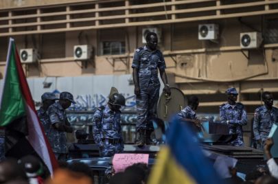 قوة من الشرطة أثناء تعاملها مع متظاهرين في الخرطوم